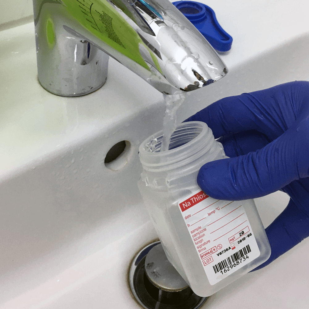 Legionellenprüfung am Wasserhahn im Badezimmer